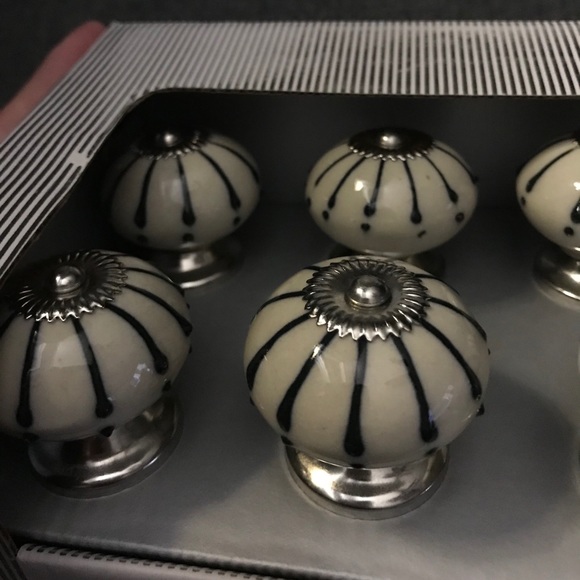 Set of 8 white silver blue ceramic drawer pulls - Picture 2 of 2